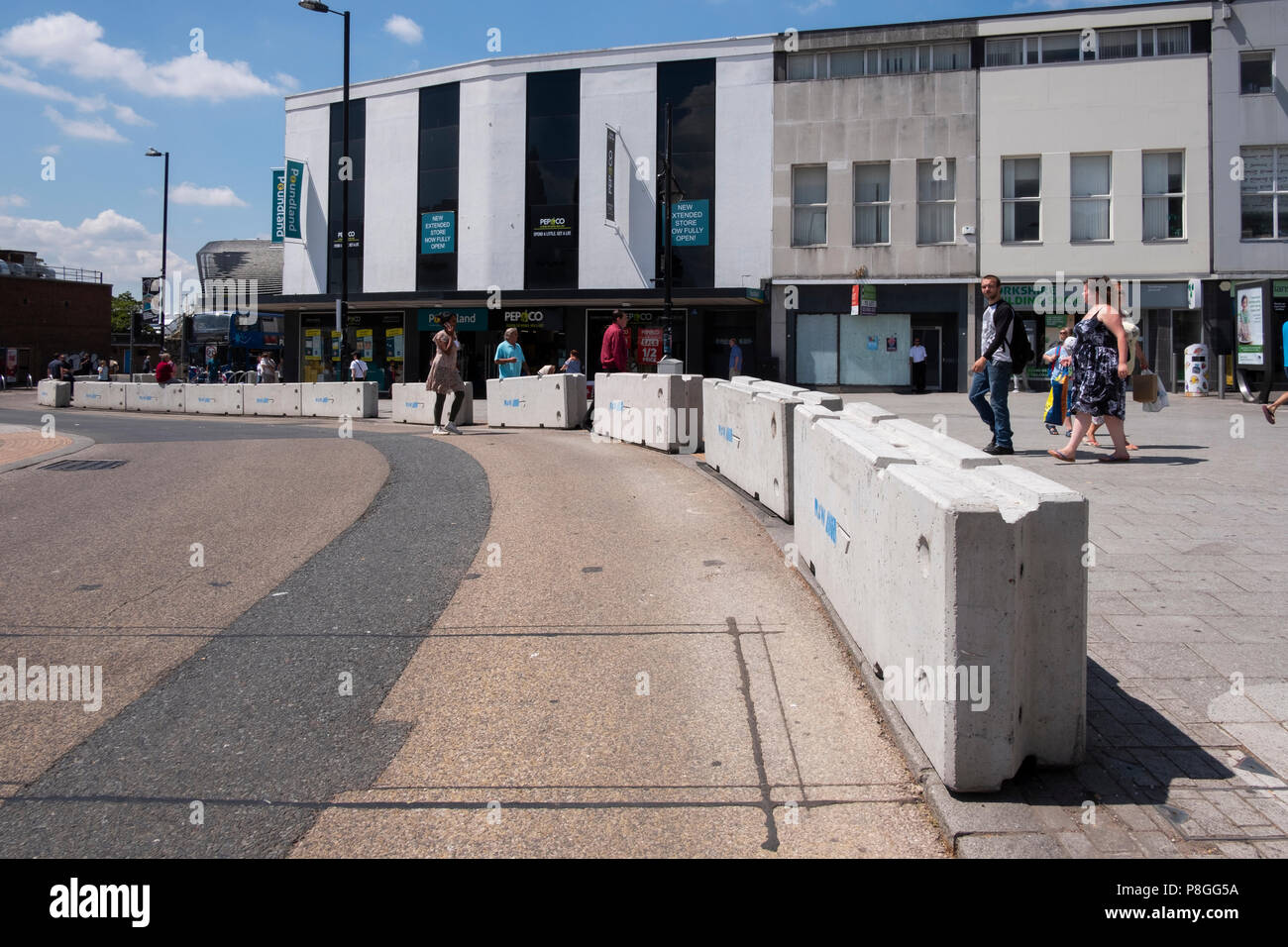 Les blocs de béton à une zone piétonne à protéger les consommateurs, les touristes provenant des véhicules au-dessus de bar Southampton Hampshire UK Banque D'Images
