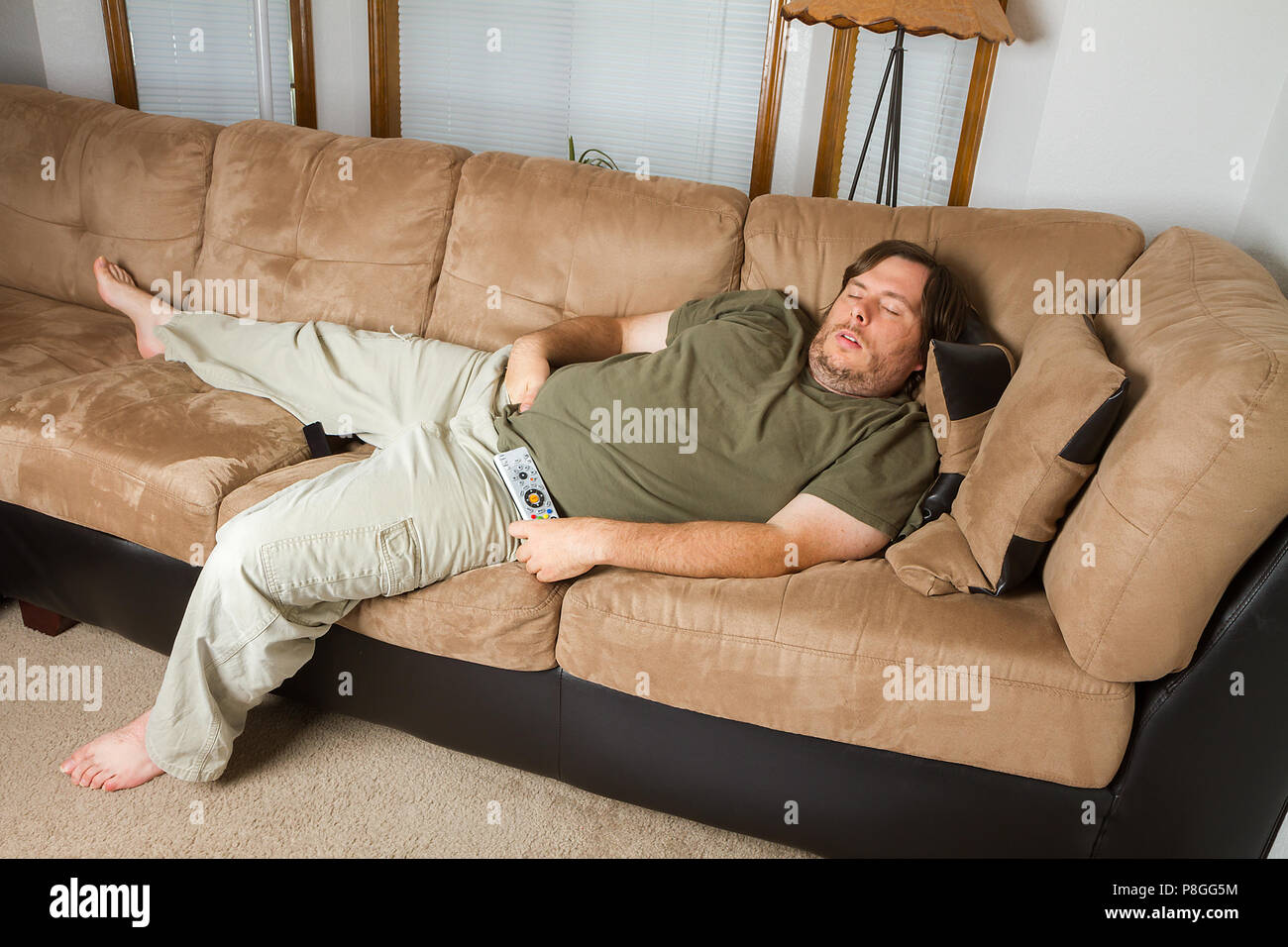 Gros homme dormir sur la table avec sa main dans son pantalon Photo Stock -  Alamy