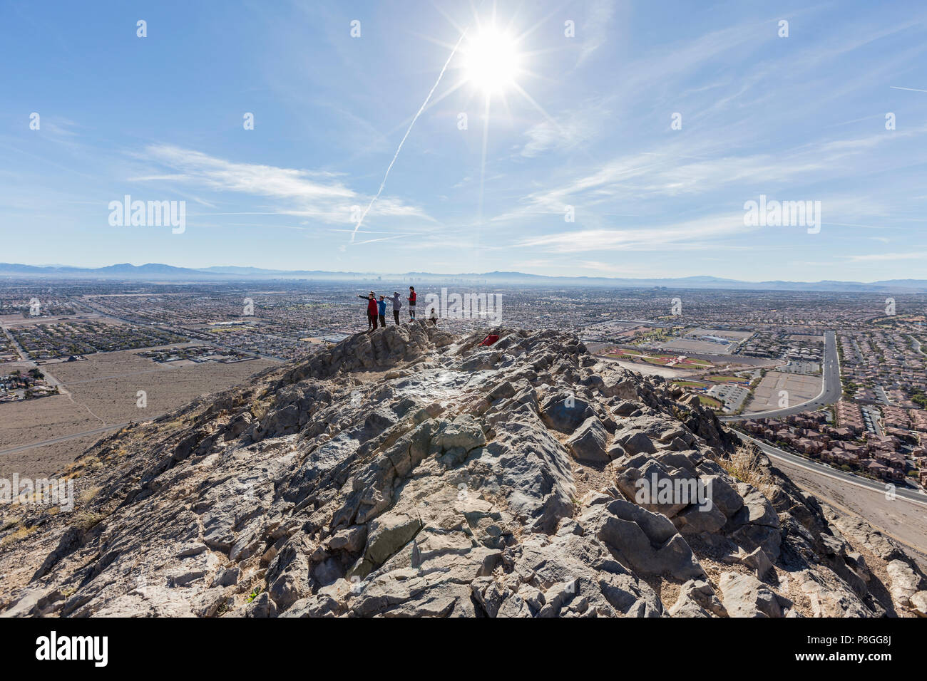 Las Vegas, Nevada, USA - 27 janvier 2018 : Groupe de randonneurs profitez d'une vue sur le désert paysage du haut de la montagne solitaire. Banque D'Images