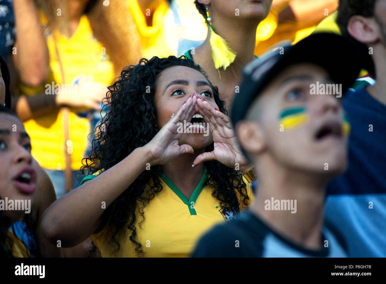 Coupe du monde - 6 juillet 2018 : fan de foot brésilien watches en direct du match entre le Brésil et la Belgique à Rio de Janeiro Banque D'Images