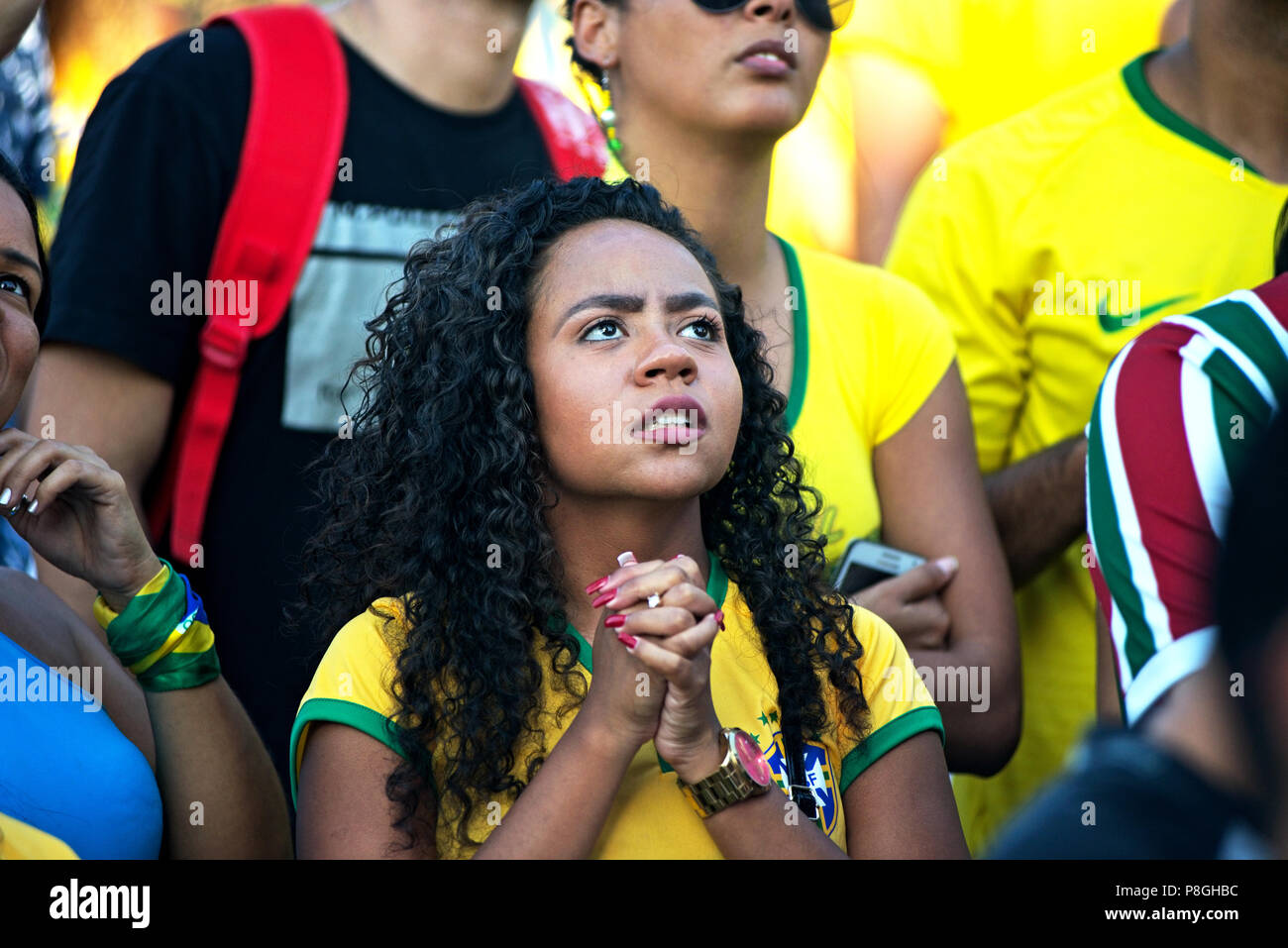 Coupe du monde - 6 juillet 2018 : fan de foot brésilien watches en direct du match entre le Brésil et la Belgique à Rio de Janeiro Banque D'Images