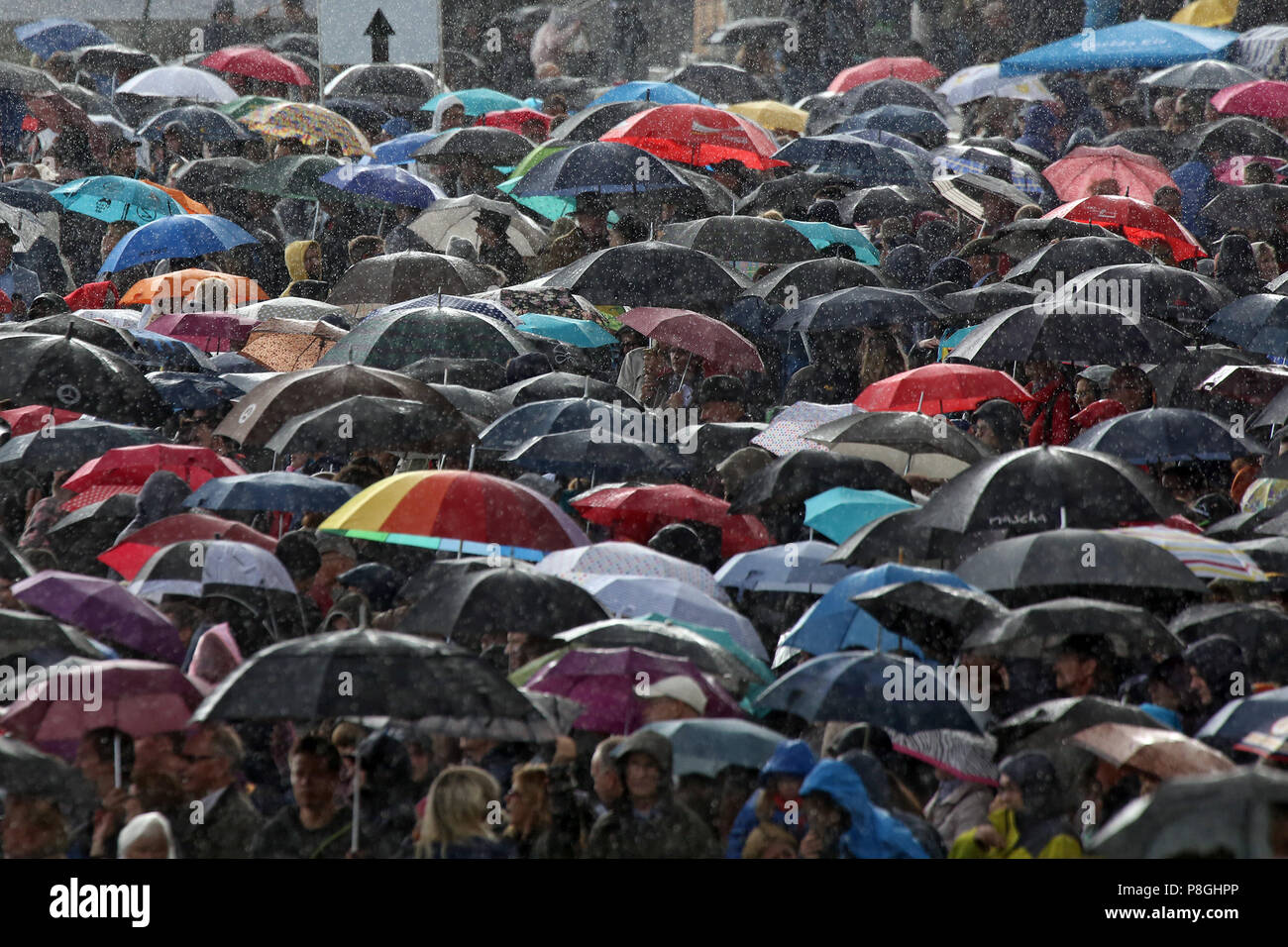 Berlin, Allemagne, foule en temps de pluie Banque D'Images