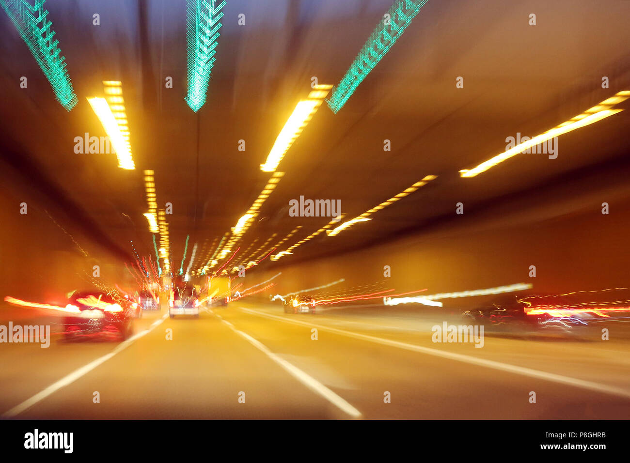 Berlin, Allemagne, vue floue sur une route à travers un tunnel Banque D'Images