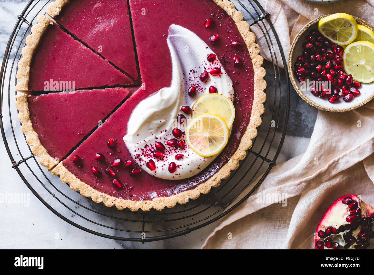Tarte De Grenade Avec Hibiscus Citron Farine D Amande Et De La Croute Des Plats Sans Gluten Photo Stock Alamy