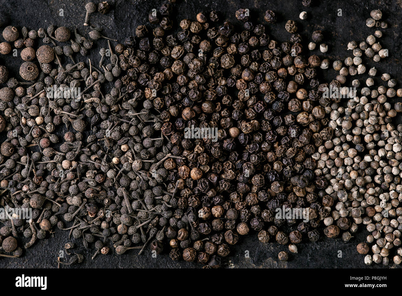 Variété de piment poivre noir, piment, poivre, poivre des moines de vieux fer noir, surface texture. Arrière-plan de l'alimentation. Vue de dessus, de l'espace. Banque D'Images