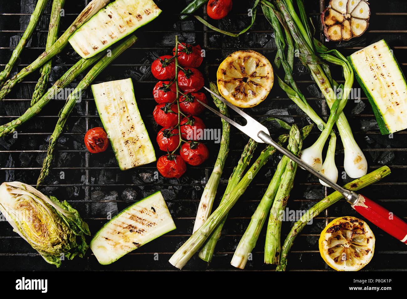 Légumes grillés à l'ail, l'asperge verte, citron, oignon de Courgette Et Asperge Grillées Sur Le Barbecue Image stock