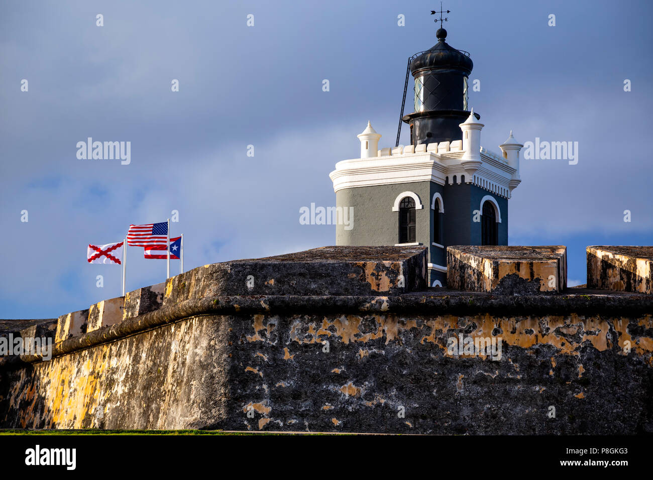 Leuchtturm, remparts et des drapeaux, San Felipe del Morro Castle, Site Historique National de San Juan, San Juan, Puerto Rico Banque D'Images