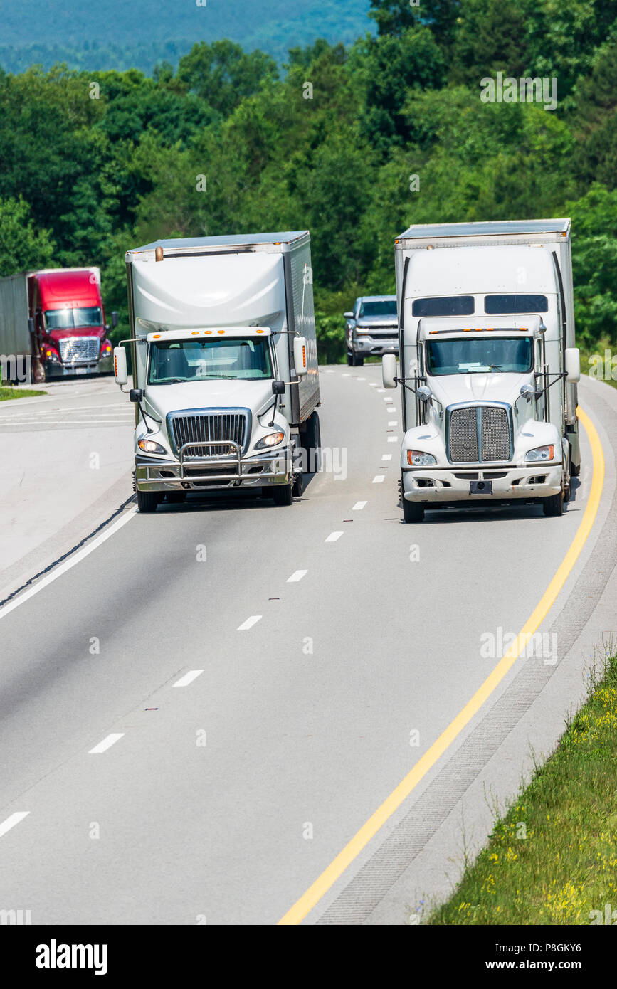 Vertical image avec la circulation des camions sur l'autoroute. Généreux espace de premier plan contient la copie. Remarque : Tous les logos et marques d'identification ont été Banque D'Images