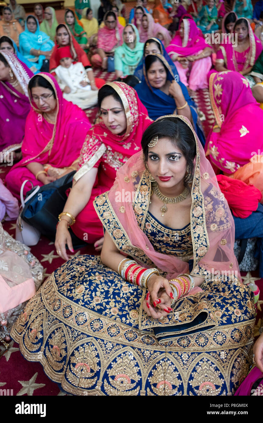 Les femmes vous assis au début d'une cérémonie de mariage dans le temple à la Sikh Society à Richmond Hill, Queens, New York. Banque D'Images