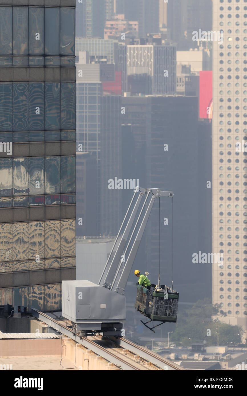 Hong Kong, Chine, de nettoyant de façade au travail Banque D'Images