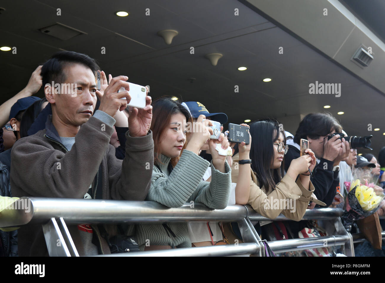 Hong Kong, Chine, les Asiatiques photographie avec leurs smartphones Banque D'Images