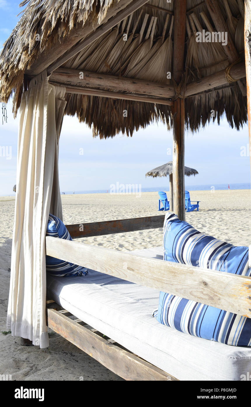 Plage tropicale extérieure chambres au toit de chaume de palmier glamping relaxation Banque D'Images