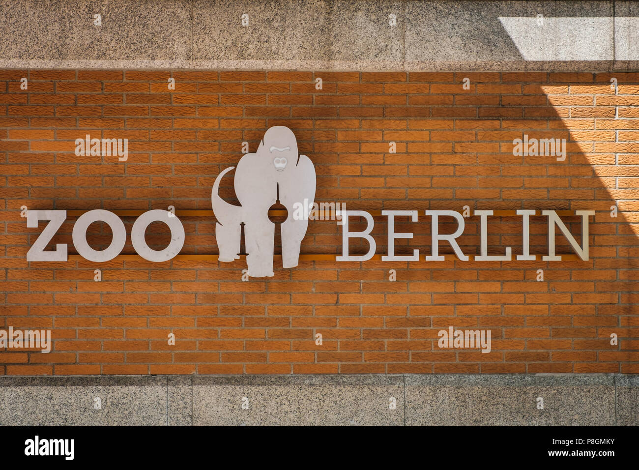 Berlin, Allemagne - juillet 2018 : Le logo de la Zoo de Berlin / Le jardin zoologique sur la façade de l'immeuble à Berlin, Allemagne Banque D'Images