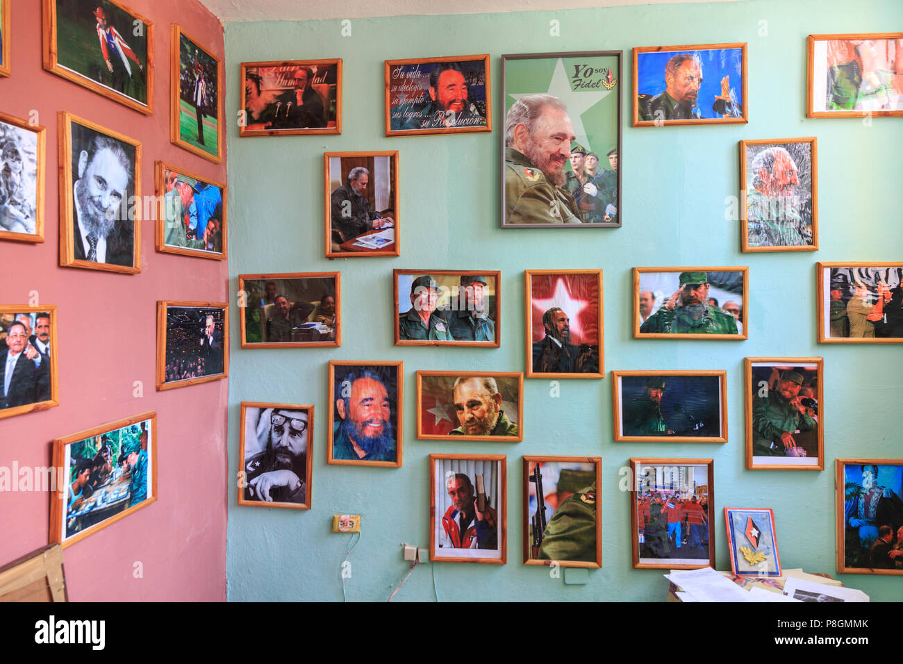Photos de Fidel Castro affichée à l'édifice de l'assemblée locale, Asamblea Nacional del Poder Popular de Regla, La Havane, Cuba Banque D'Images