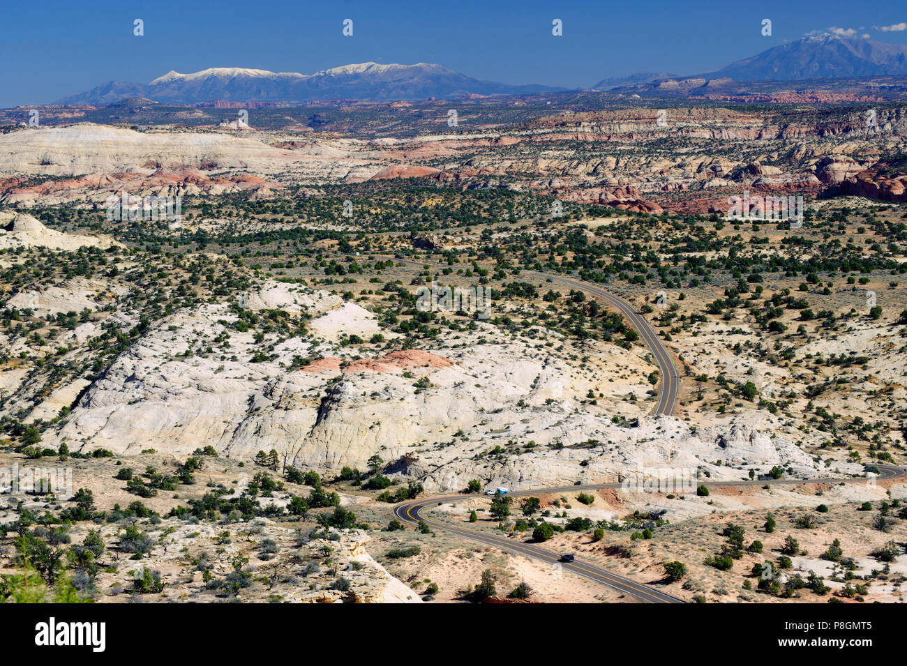 Scenic Byway 12 passe dans le superbe paysage désertique, vu de la tête des rochers surplombent près de Escalante, Utah, USA. Banque D'Images