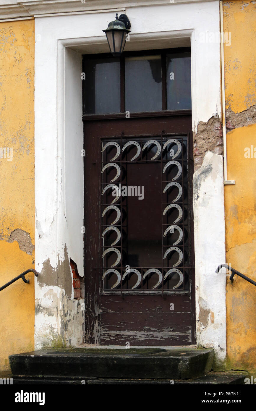 Neustadt (Dosse), horseshoe décorer une porte en bois Banque D'Images