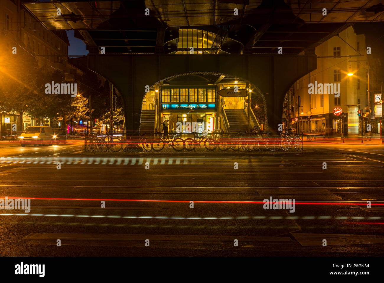 L'entrée de U-Bahnhof Eberswalder Straße à Berlin 2018, nuit. Banque D'Images