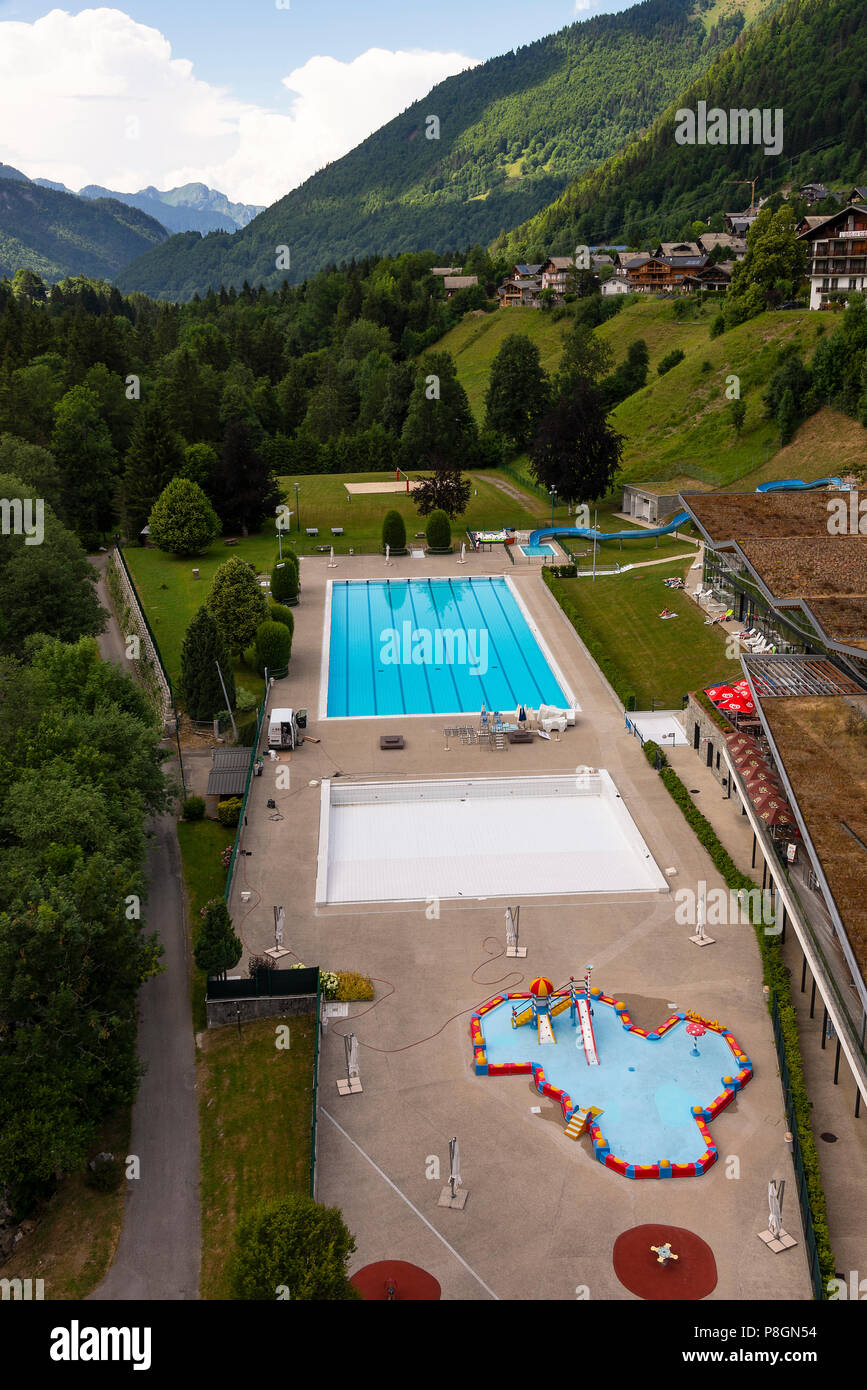 Vue aérienne du magnifique complexe de piscines de Morzine lors d'une belle journée d'été haute-Savoie portes du Soleil Alpes françaises France Banque D'Images