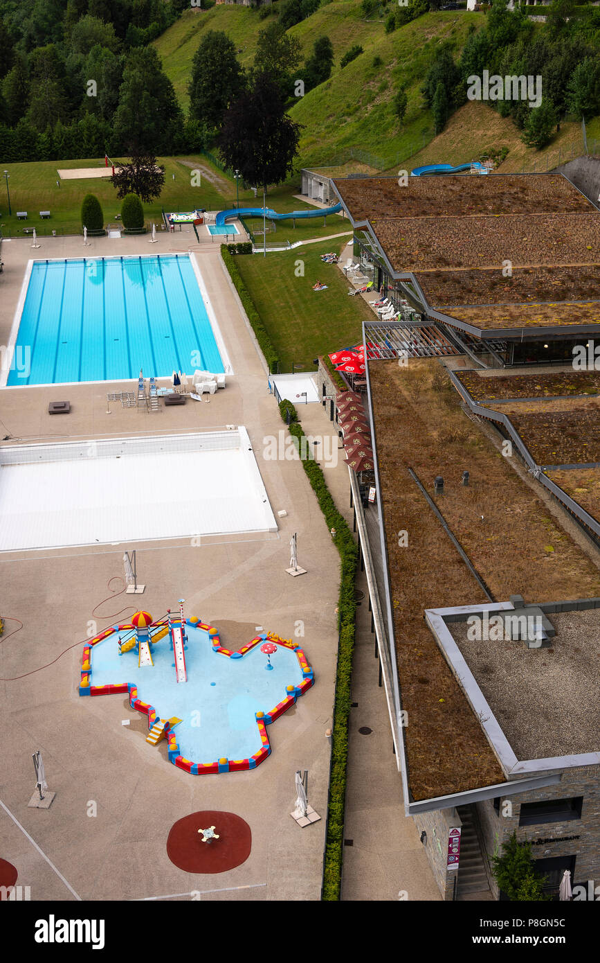 Vue aérienne du magnifique complexe de piscines de Morzine lors d'une belle journée d'été haute-Savoie portes du Soleil Alpes françaises France Banque D'Images