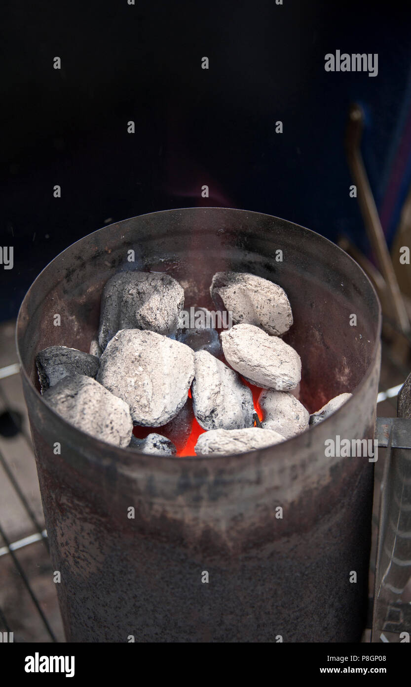 Entrée avec cheminée charbon Red Hot Coals Burning Banque D'Images