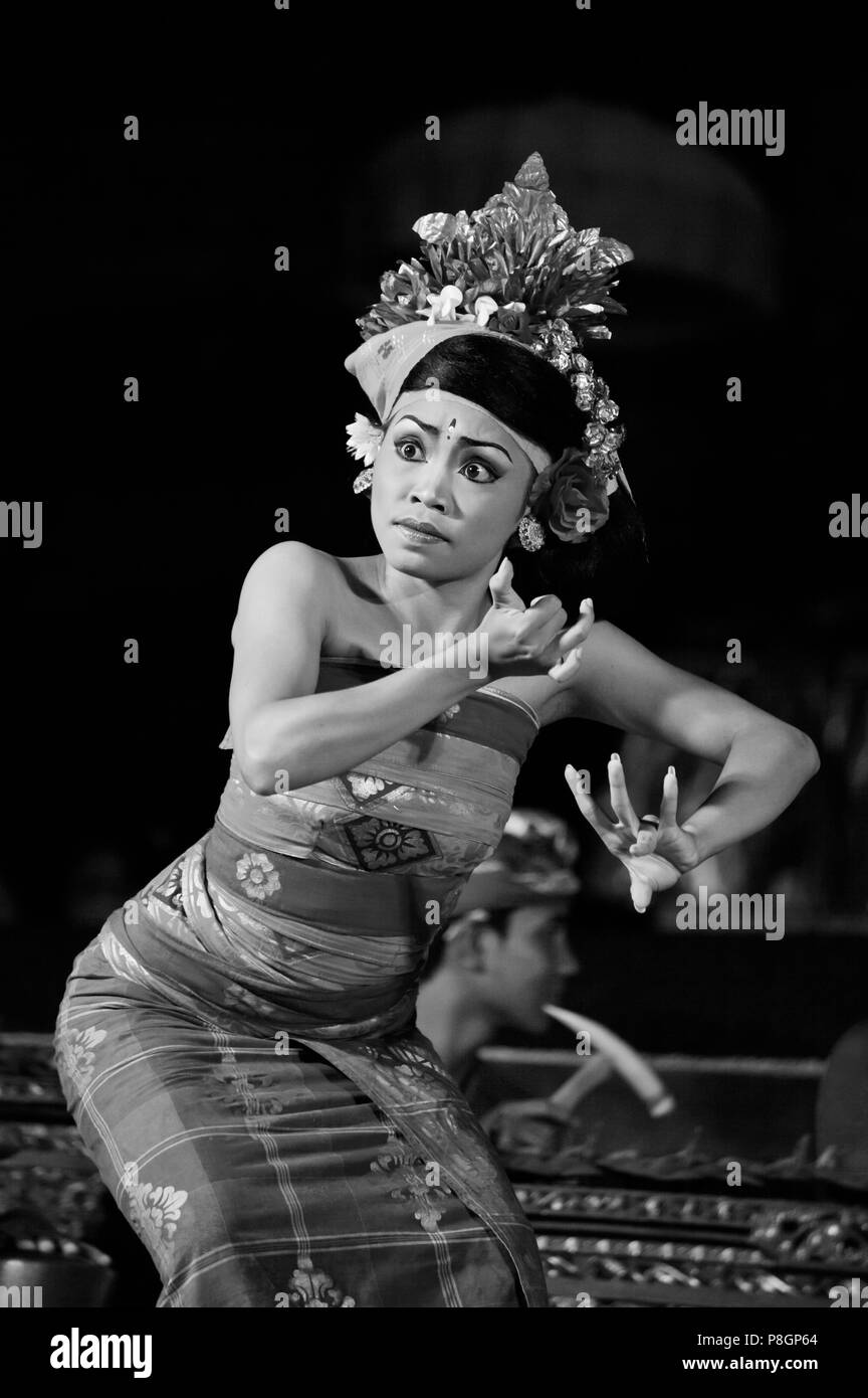 Le pêcheur La danse est effectuée par le groupe de danse de Gamelan Wayah Cenik à Pura Taman SARASWATI - UBUD, BALI, INDONÉSIE Banque D'Images