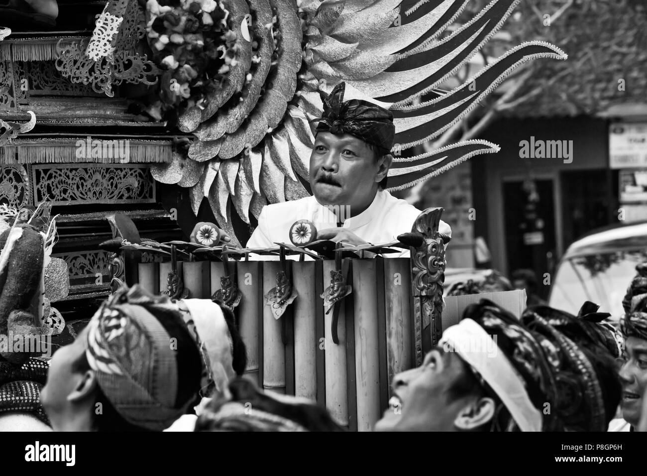 Un style hindou crémation cortège où le corps est transporté dans une pagode - UBUD, BALI, INDONÉSIE Banque D'Images