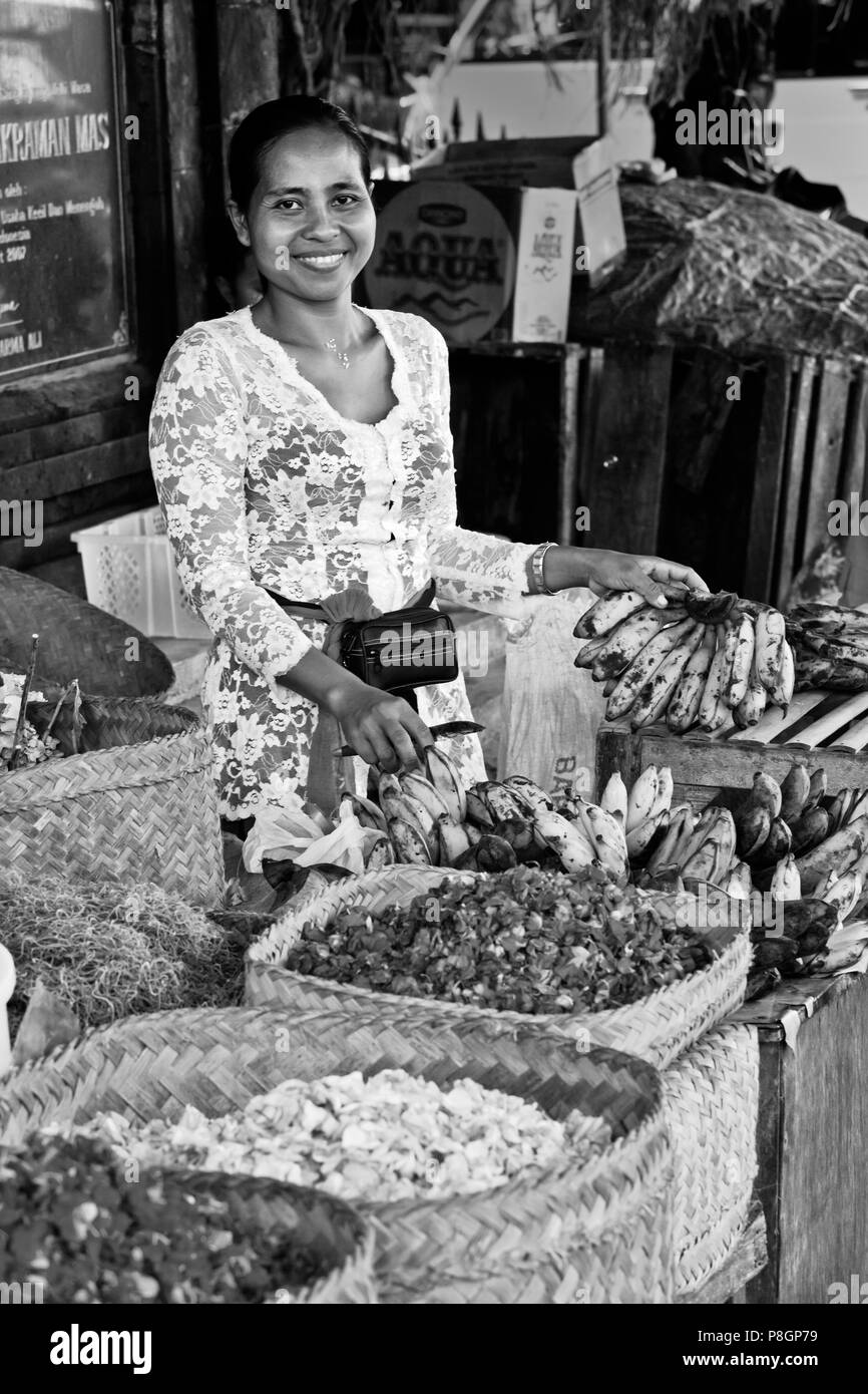 Des fruits et des fleurs sont offertes à la vente au marché central pendant la fête GALUNGAN - UBUD, BALI, INDONÉSIE Banque D'Images
