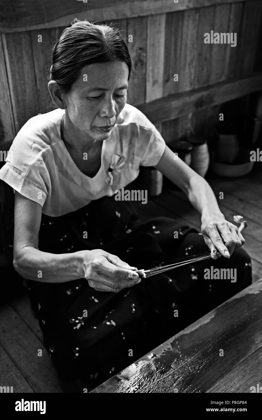 La fabrication de la SOIE LOTUS des tiges de la plante de lotus est une industrie locale du lac Inle - Myanmar Banque D'Images