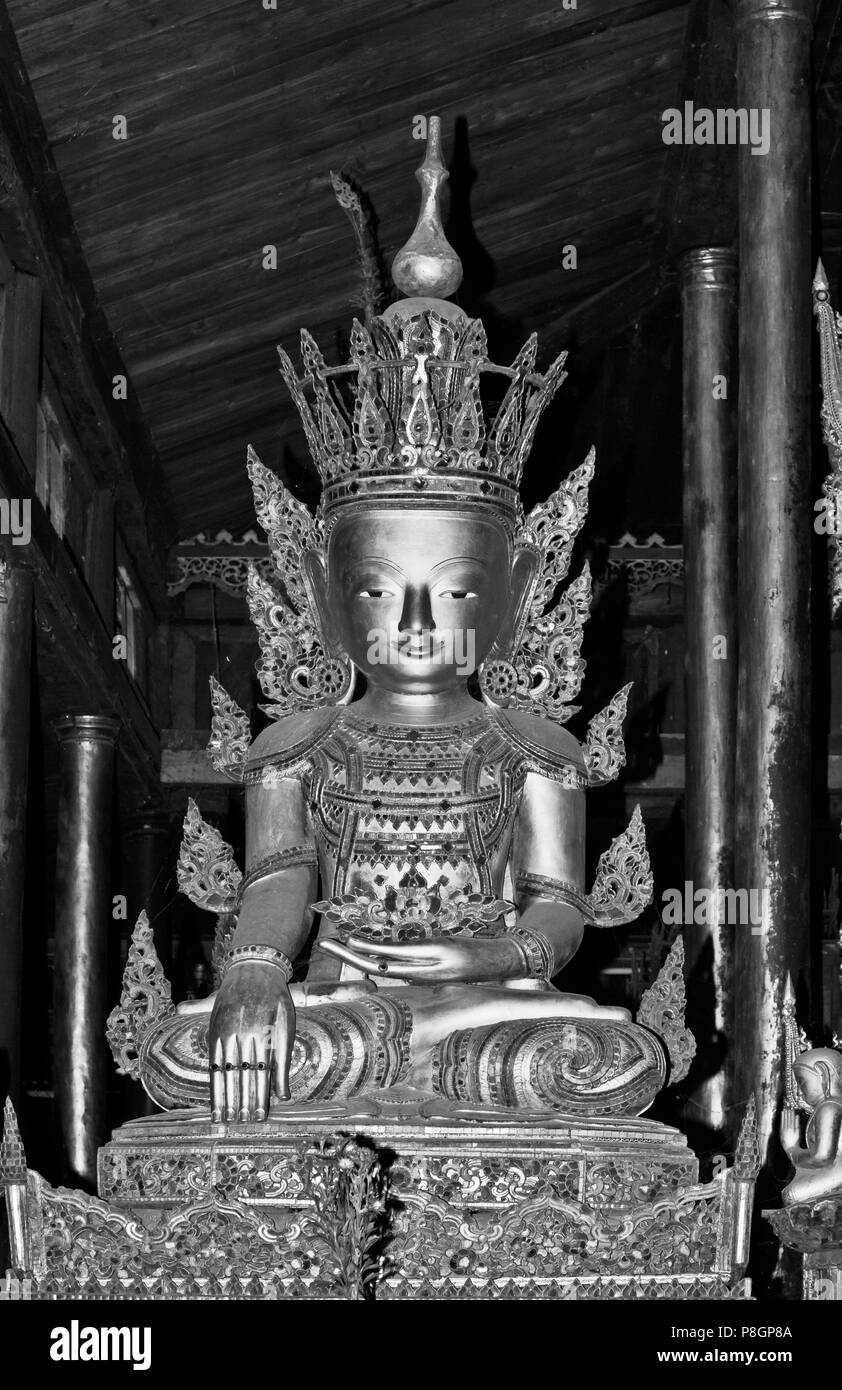 STATUE DE Bouddha Doré à NGA HPE CHAUNG connu sous le nom de Monastère de chat saut - Lac Inle, MYANMAR Banque D'Images