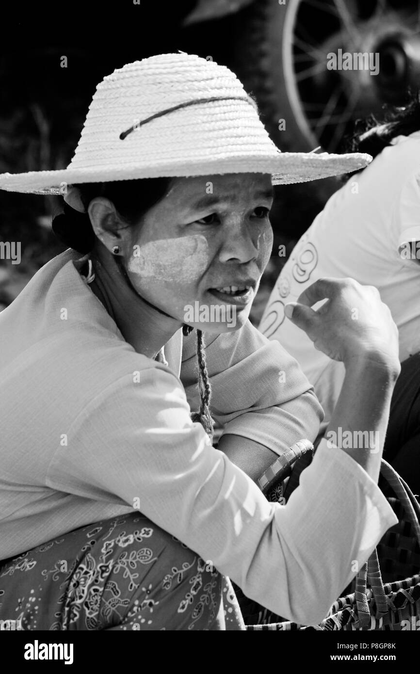 Femme birmane avec chapeau typique au marché hebdomadaire à HASPRES THAUK - Lac Inle, MYANMAR Banque D'Images