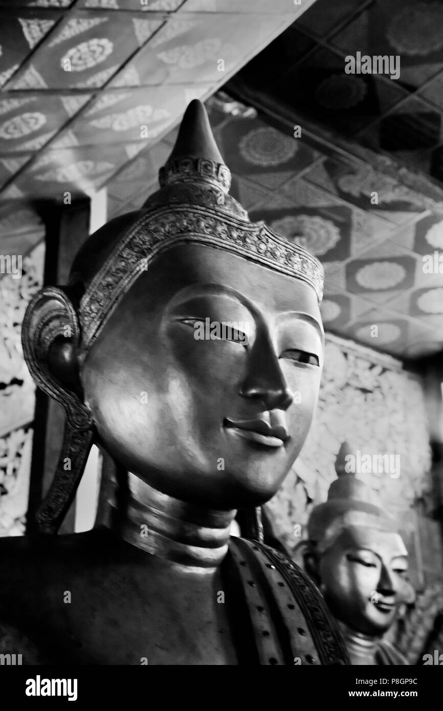 En bois antiques statues de Bouddha dans la grande chapelle de WAT JONG KHAM - KENGTUNG également connu sous le nom de KYAINGTONG, MYANMAR Banque D'Images