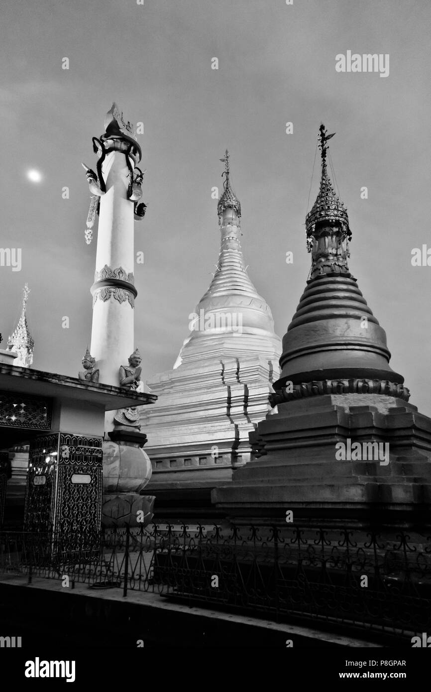 Sanctuaire bouddhiste de nuit sur MANDALAY HILL MANDALAY, MYANMAR - Banque D'Images
