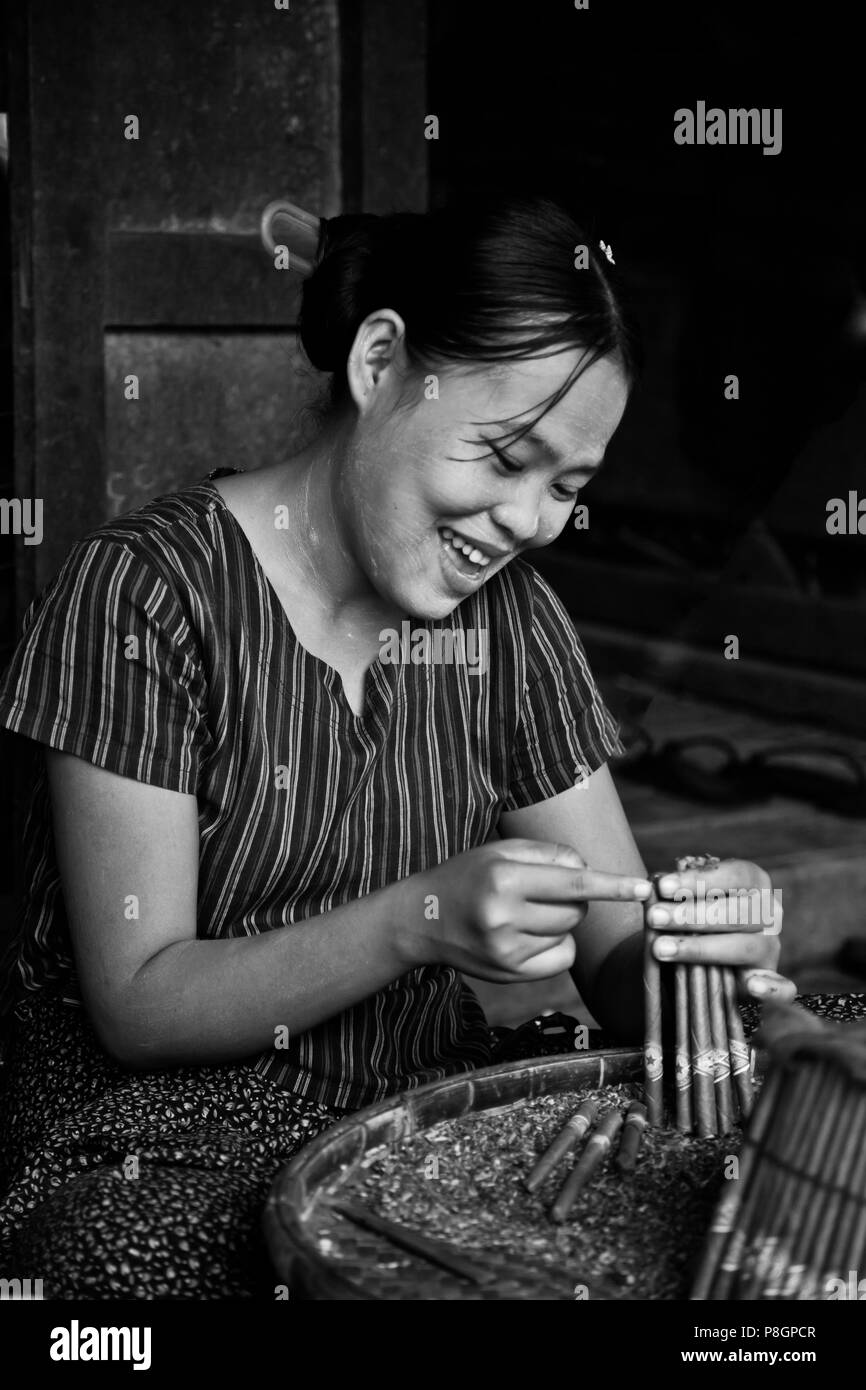 Les femmes sont les rouleaux de cigare de cette industrie à Bago - Myanmar Banque D'Images