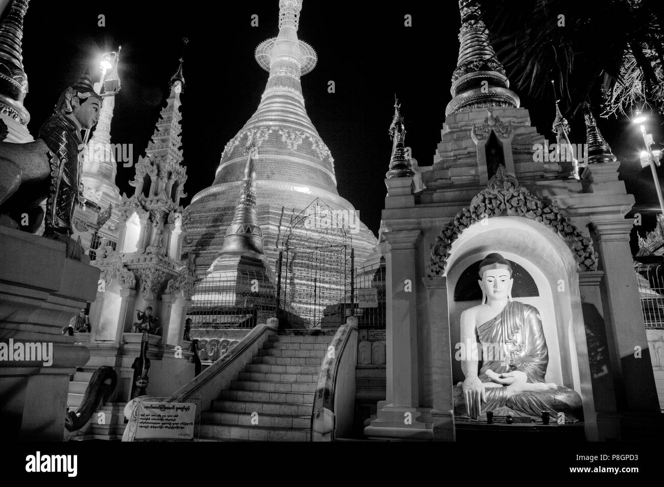 Une statue de Bouddha et le principal ZEDI de la pagode Shwedagon, qui date de 1485 est doré chaque année - Yangon, Myanmar Banque D'Images