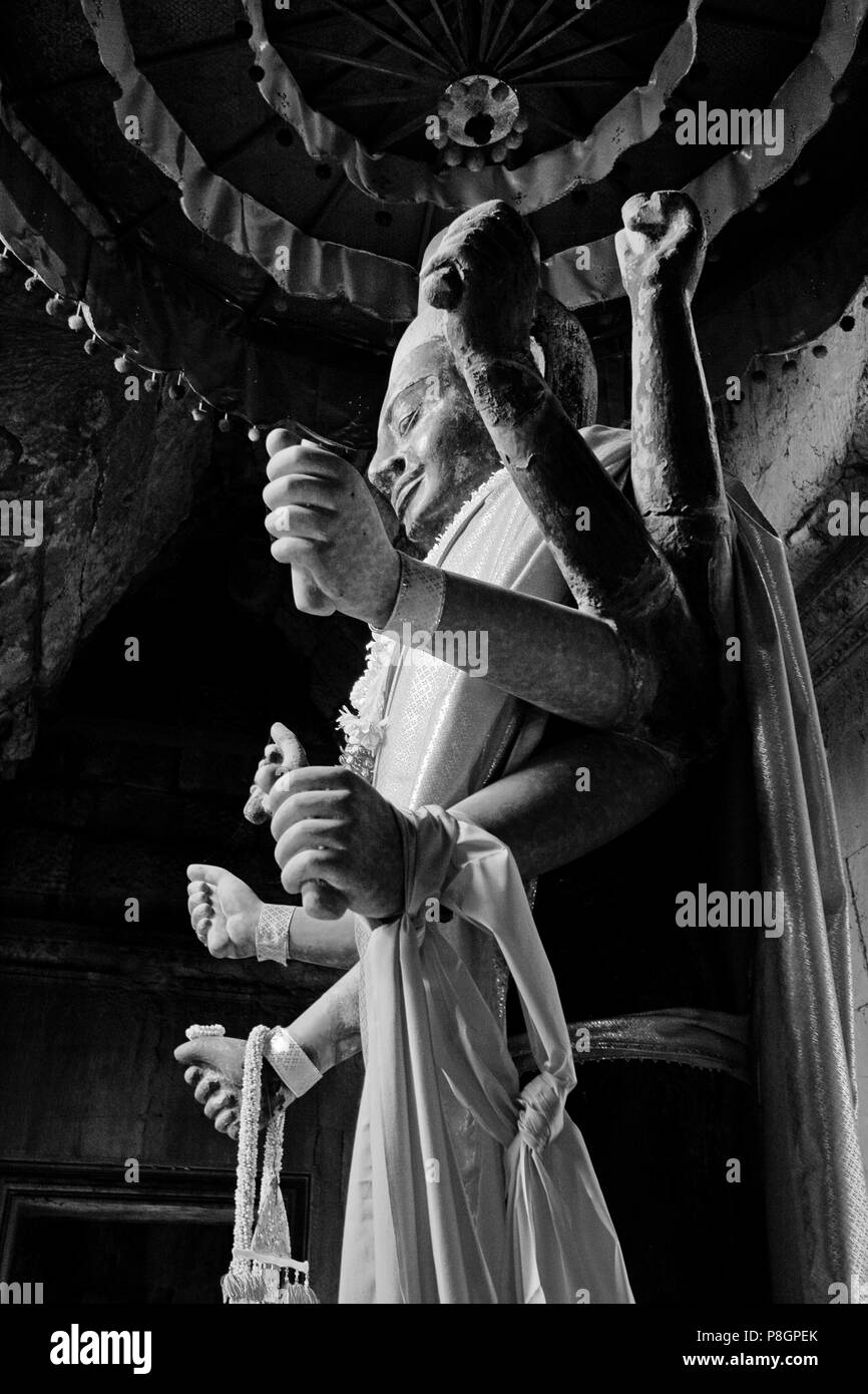 Une statue sculptée en pierre du dieu hindou Vishnu dans la partie extérieure du gopura Angkor Wat, construite au xie siècle par Suryavarman le 2ème, - Cambodge Banque D'Images
