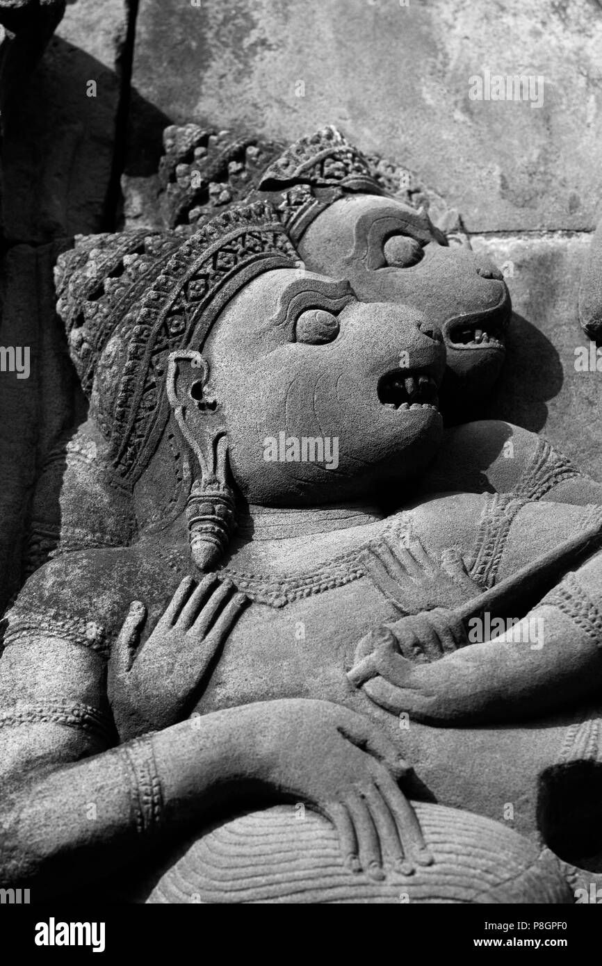 Détail du bas-relief en grès rouge du fronton de la W W 1 Gopura à Banteay Srei, 10ème siècle l'architecture khmère à Angkor Wat - Siem Reap, Ca Banque D'Images