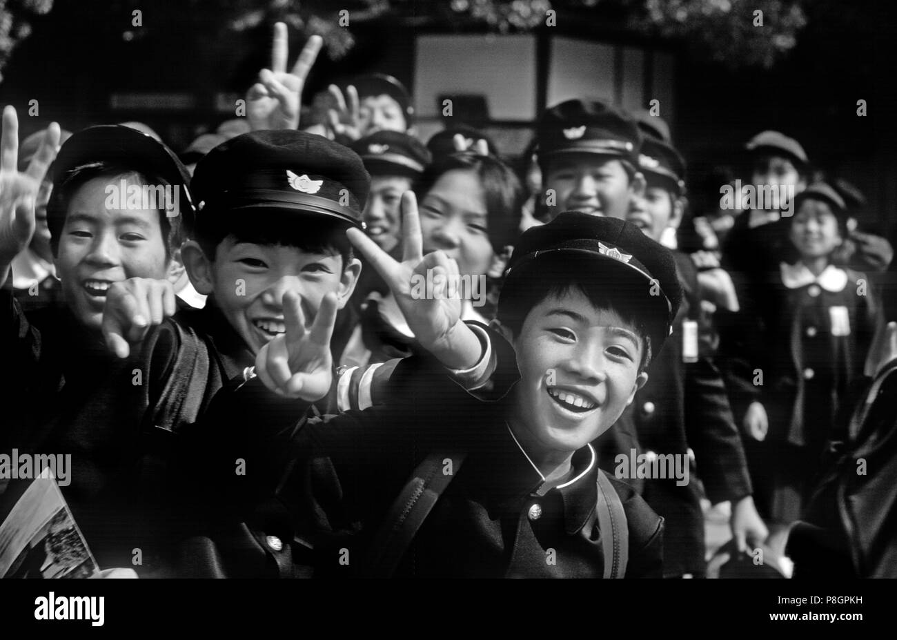 Les enfants de l'École japonaise le signe de la paix flash - JAPON Banque D'Images