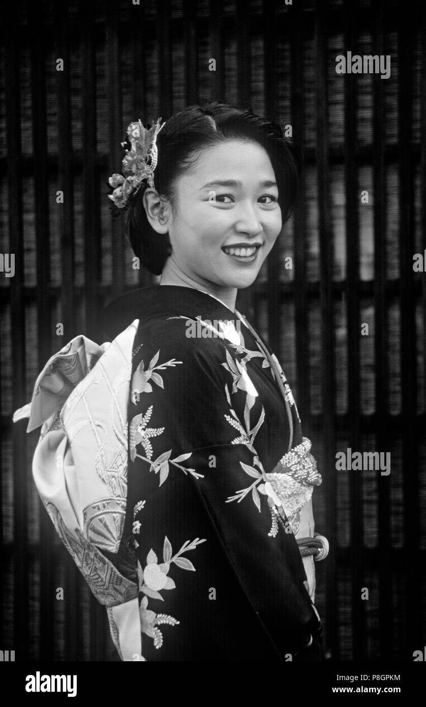 Une japonaise est vêtu d'un kimono traditionnel pour célébrer son mariage prochain - KURASHIKI Banque D'Images
