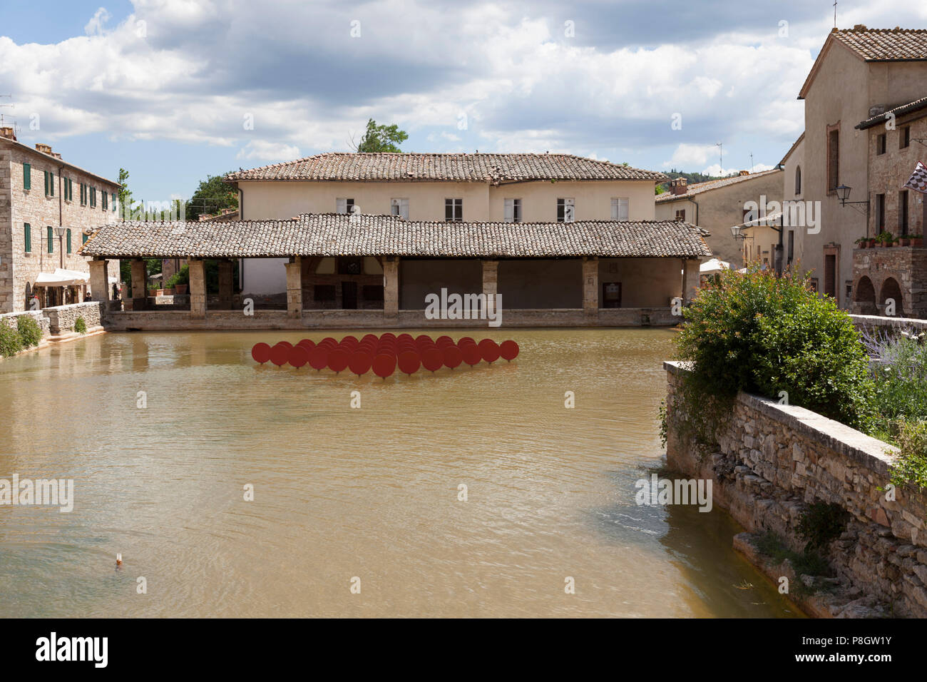 Bagno Vignoni (Toscane - Italie). Connue depuis les Romains, ce hameau entoure l'ancienne piscine d'eau chaude. Le bain Vignoni (Toscane - Italie). Banque D'Images