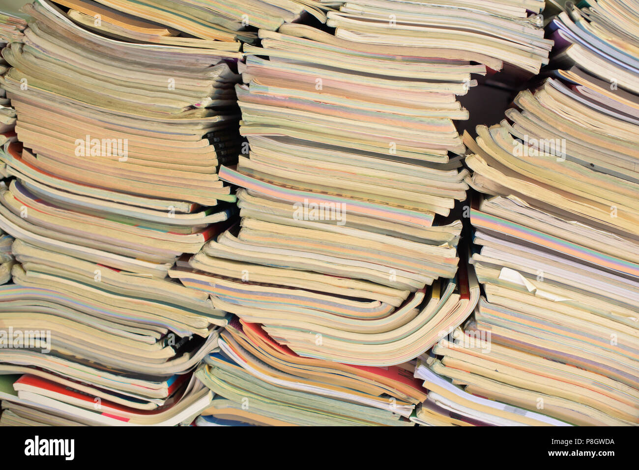 Trois colomns de livres anciens - photo couleur Banque D'Images