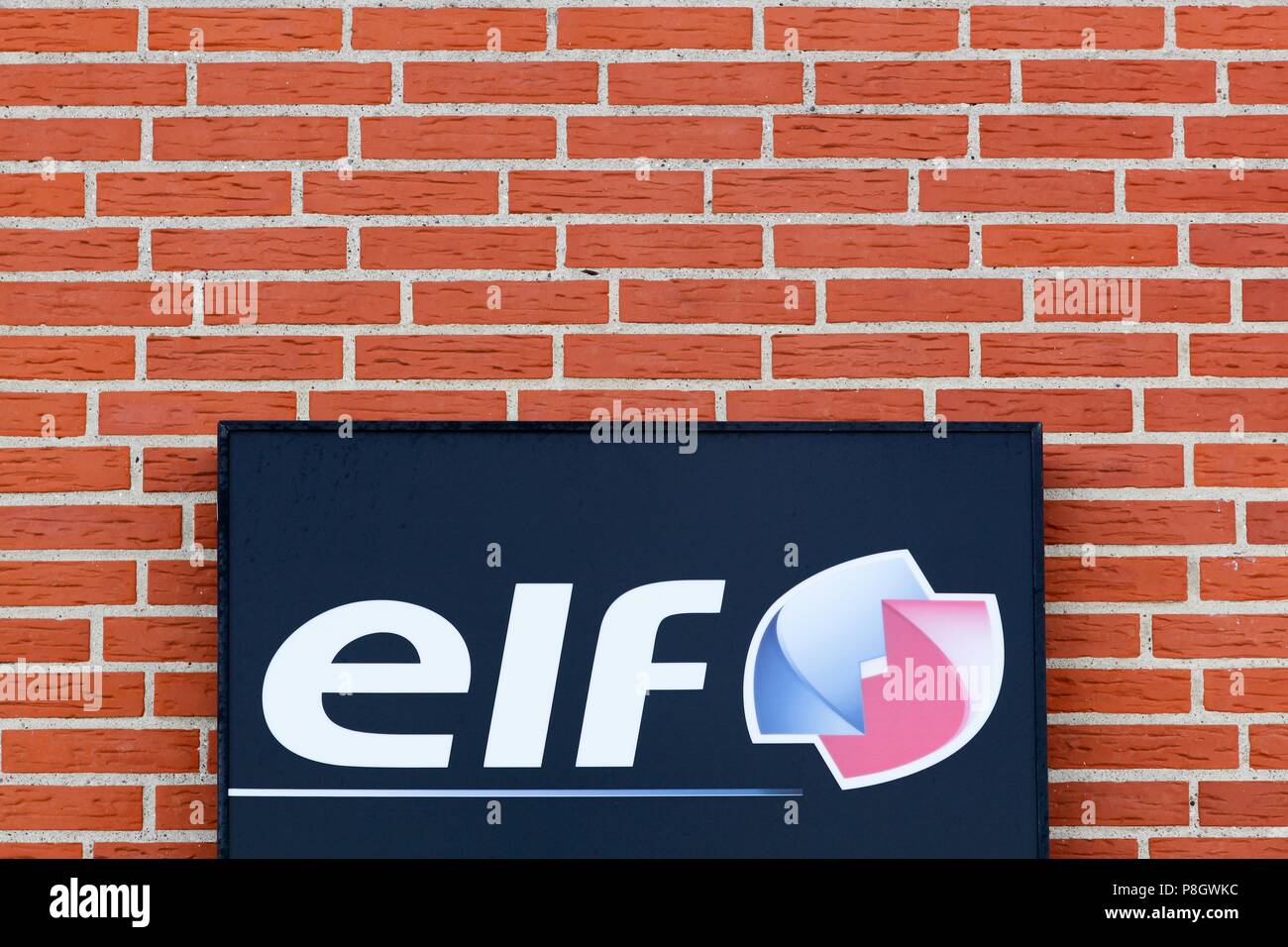 Aarhus, Danemark - 8 novembre, 2015 : Le logo Elf sur un mur. ELF est l'une des plus actives de marques d'huile moteur Banque D'Images