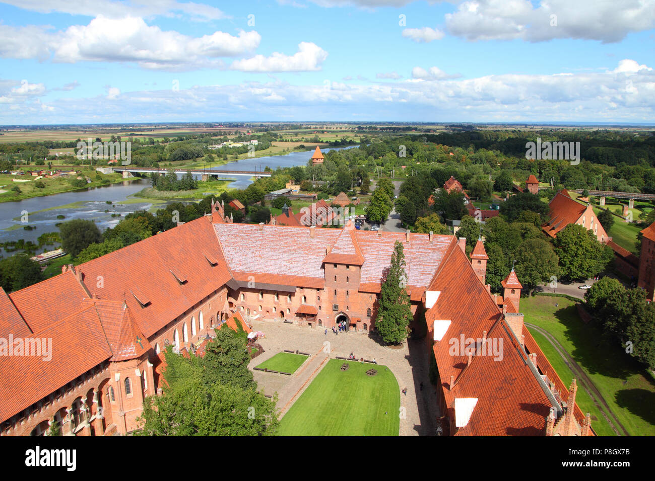 Château de Malbork dans la région occidentale de la Pologne. UNESCO World Heritage Site. La forteresse des Chevaliers teutoniques également connu sous le nom de Marienburg - vue aérienne. Banque D'Images