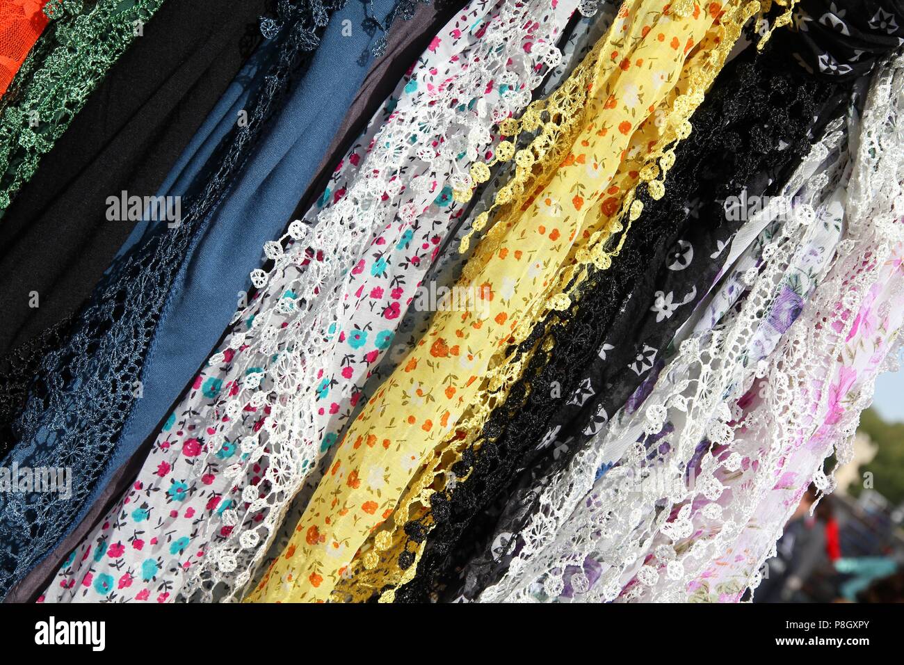 Foulards colorés sur un marché en Italie. Les couleurs des textiles. Banque D'Images