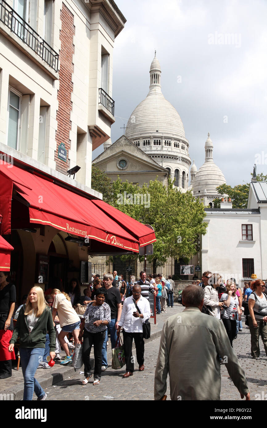 PARIS - le 22 juillet : les touristes Visite de Montmartre le 22 juillet 2011 à Paris, France. Montmartre région est populaire parmi les touristes à Paris, le la plupart des vis Banque D'Images