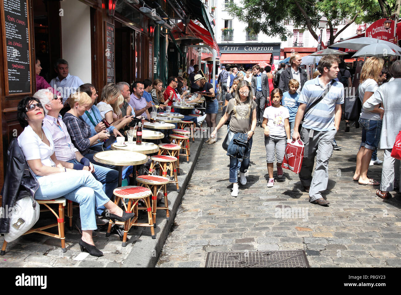 PARIS - le 22 juillet : les touristes Visite de Montmartre le 22 juillet 2011 à Paris, France. Montmartre région est populaire parmi les touristes à Paris, le la plupart des vis Banque D'Images