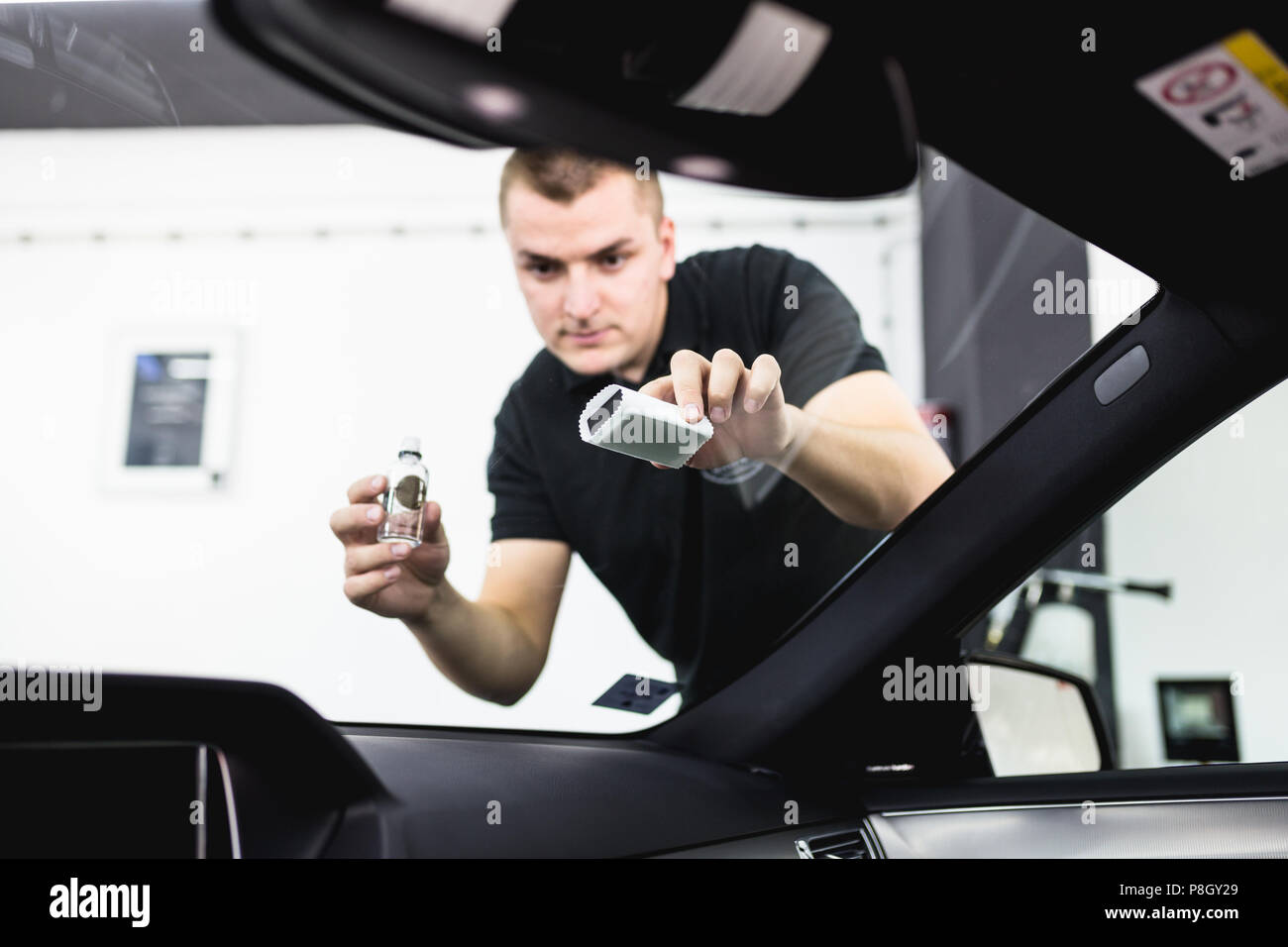 Nettoyage travailleur car - voiture détaillant (ou valeting) concept. Banque D'Images