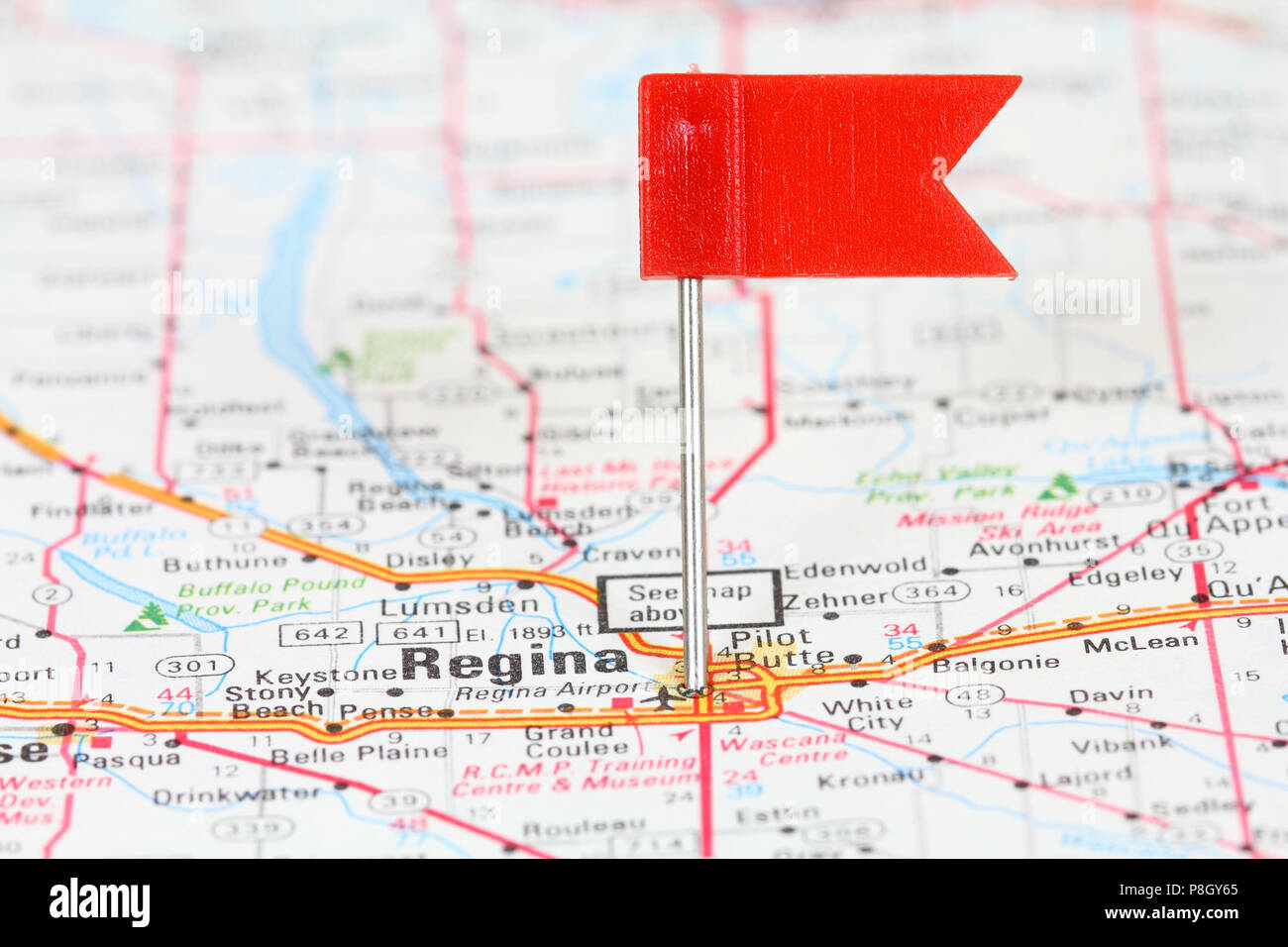 Regina en Saskatchewan, Canada. Drapeau rouge sur une vieille carte indiquant la destination de voyage. Banque D'Images