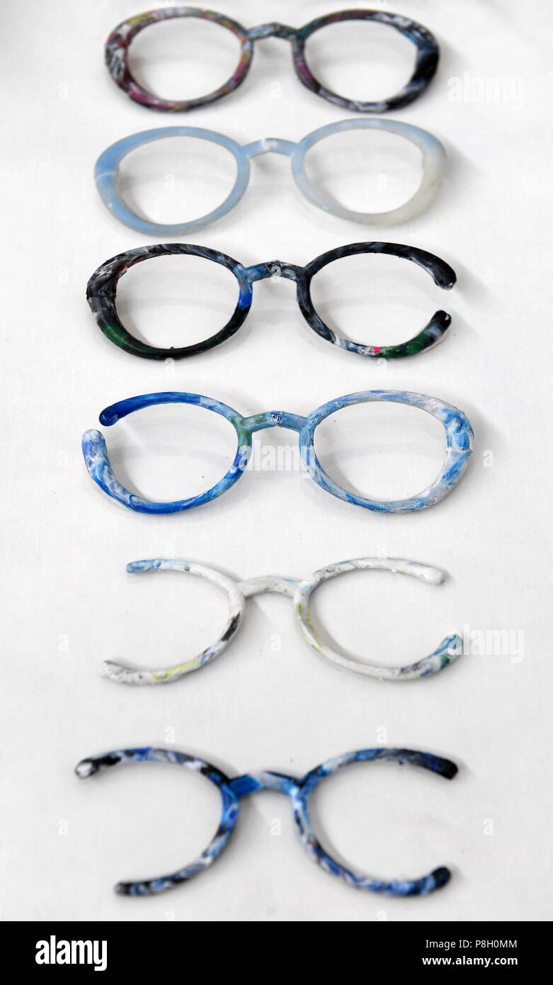 11 juillet 2018, l'Allemagne, Halle/Saale : études de l'œuvre 'Resus' avec les  montures de lunettes faites de matériaux recyclés de l'étudiant Sophia  Reissenweber vu lors d'un pré-visite de l'exposition annuelle de l'Académie