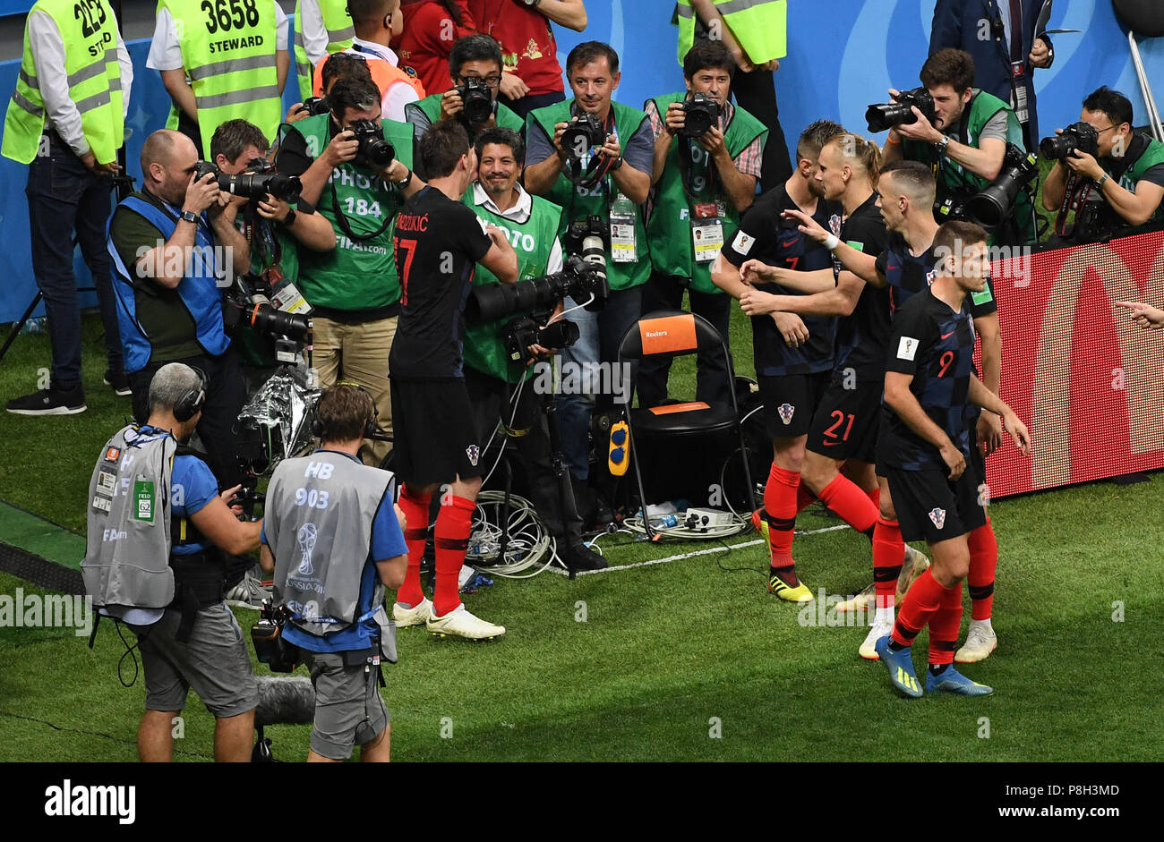 Moscou, Russie. 11 juillet, 2018. Moscou, Russie. 11 juillet, 2018. Mario Mandzukic (Croatie) visages gardien Jordan Pickford (Angleterre) 2-1 et s'exécute à l'goaljubel les photographes de Reuters - puis embrasser les deux GES/football/Coupe du Monde 2018 Russie : demi-finale : Croatie - Angleterre, 11.07.2018/GES/soccer/football Worldcup 2018 Russie : demi-finale : la Croatie contre l'Angleterre, Moscou, le 11 juillet 2018 | Le monde d'utilisation : dpa Crédit photo alliance/Alamy Live News Crédit : afp photo alliance/Alamy Live News Banque D'Images