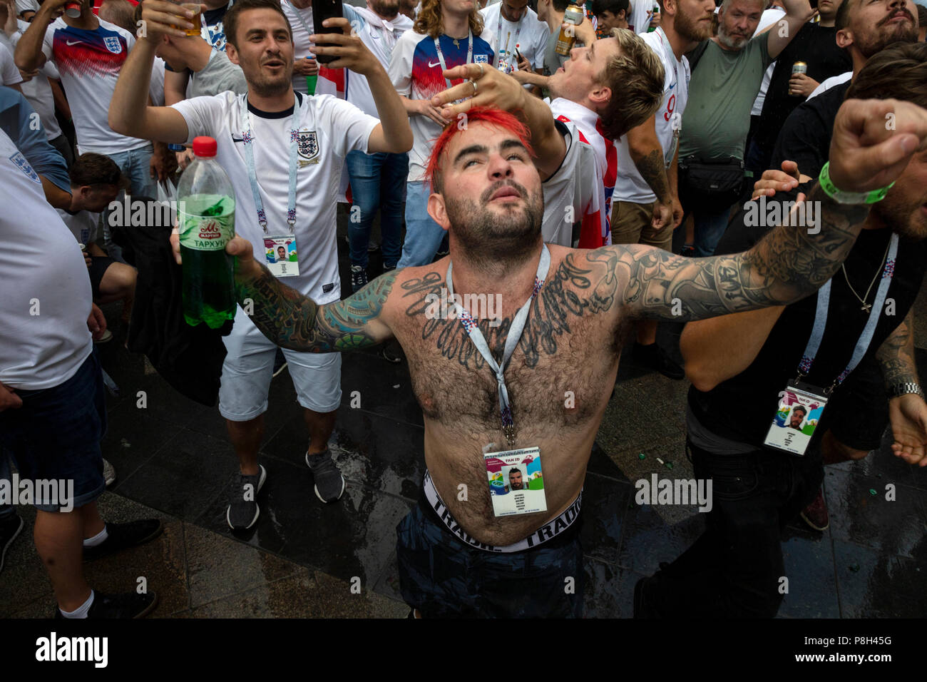 Moscou, Russie. 11thJuly, 2018. Les fans de football anglais à remonter la rue Nikolskaïa de Moscou avant le match de l'Angleterre contre la Croatie de la Coupe du Monde FIFA 2018 Russie Crédit : Nikolay Vinokourov/Alamy Live News Banque D'Images